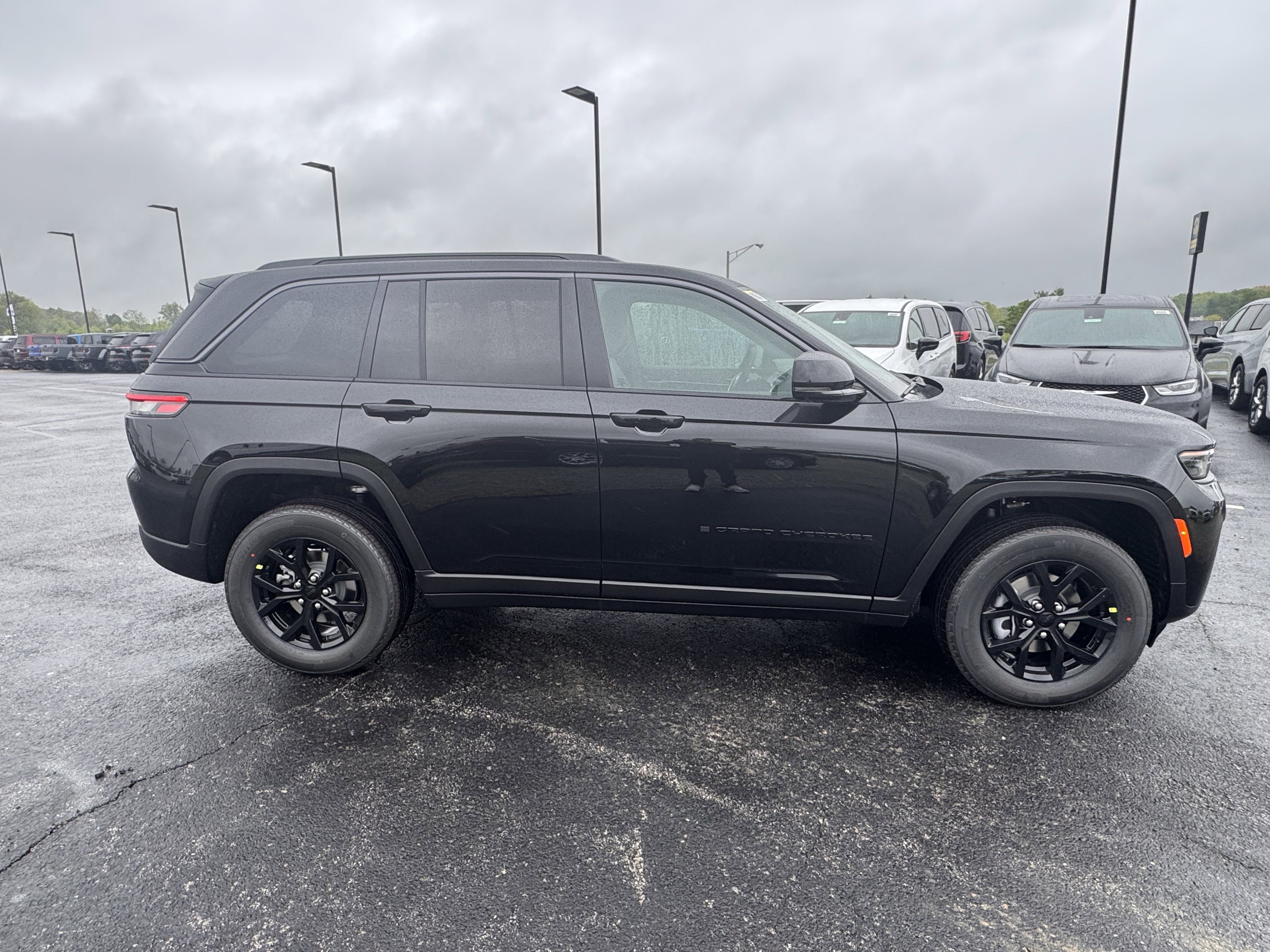 2026 Jeep Grand Cherokee Laredo Altitude