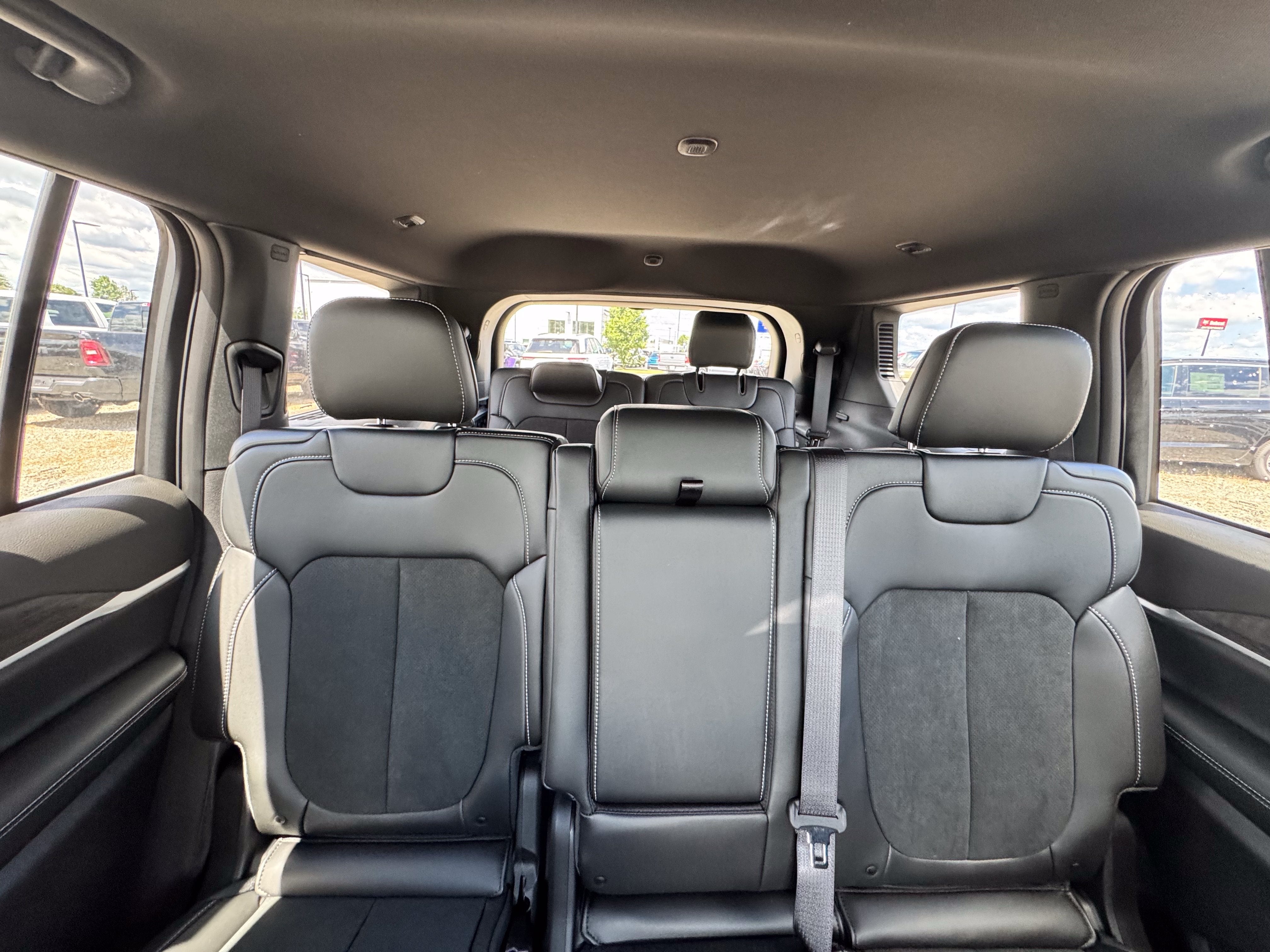 2026 Jeep Grand Cherokee L Laredo Altitude