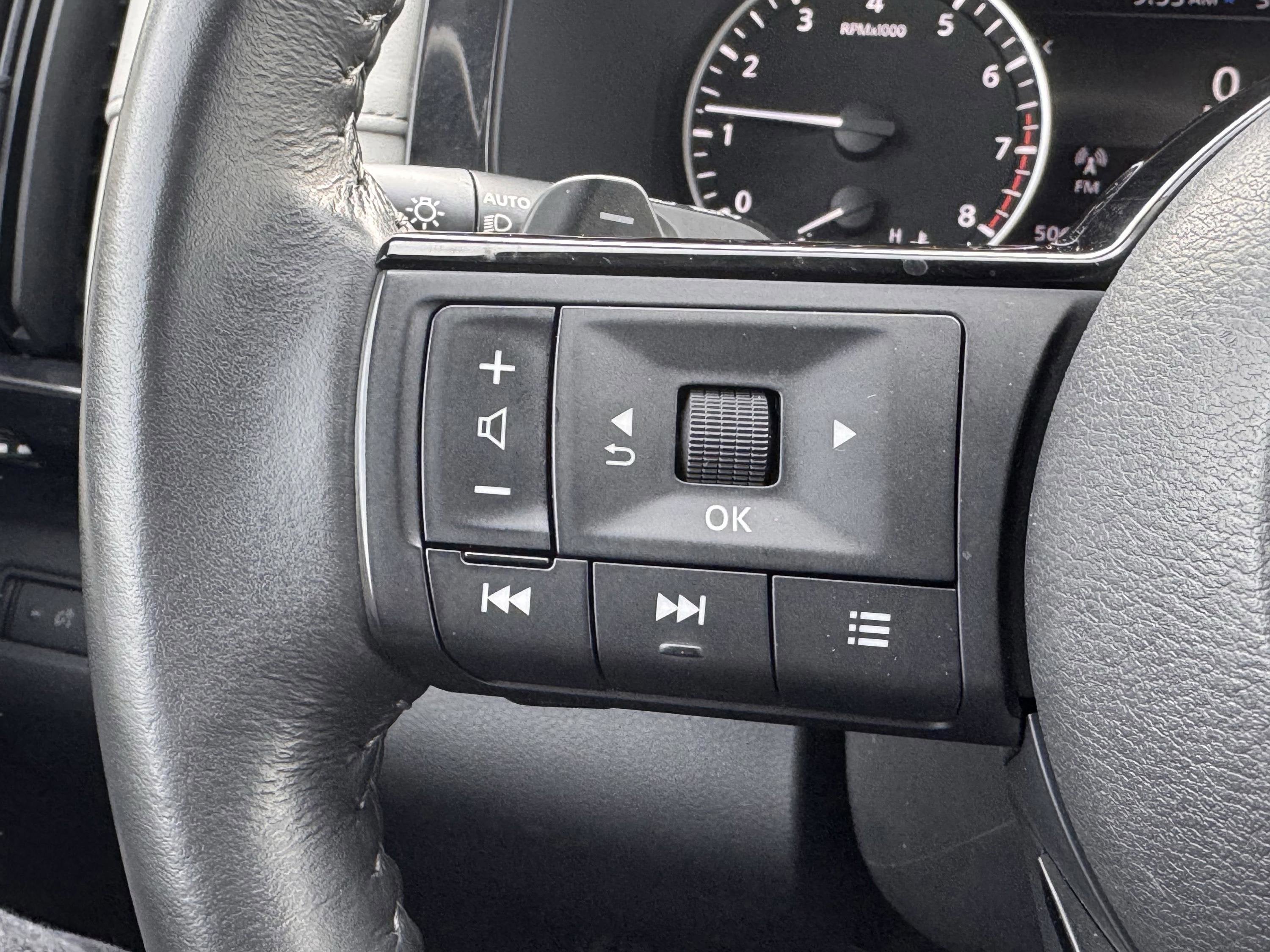 2023 Nissan Pathfinder SV